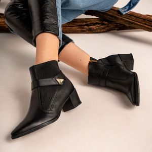 Bota Cano Curto em Couro Pegada Feminina Preta