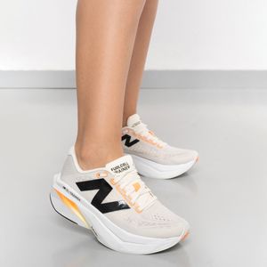 Tênis de Corrida New Balance Supercomp Trainer V3 Feminino Bege