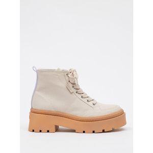 Bota Petite Jolie Off Boot Feminina Off White